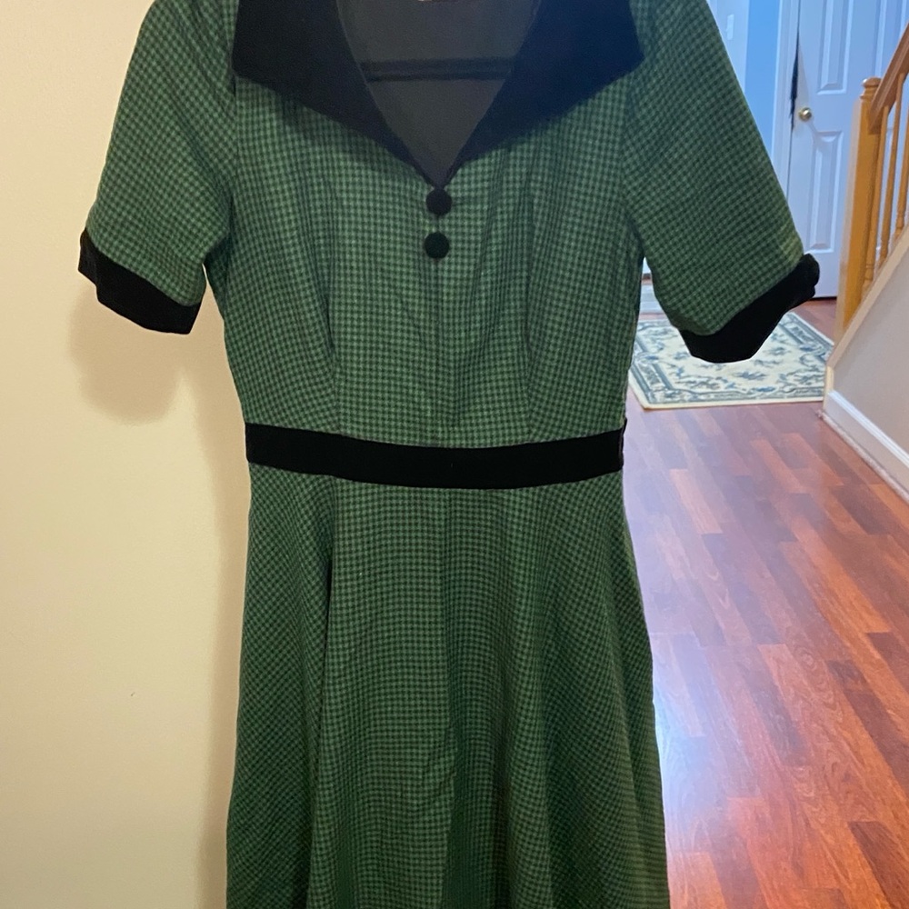 Elegant Green and Black Midi Dress
